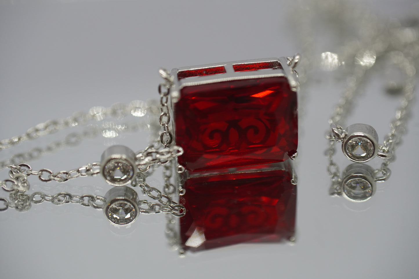 Collar de Piedra Carmesí - Plata 925.