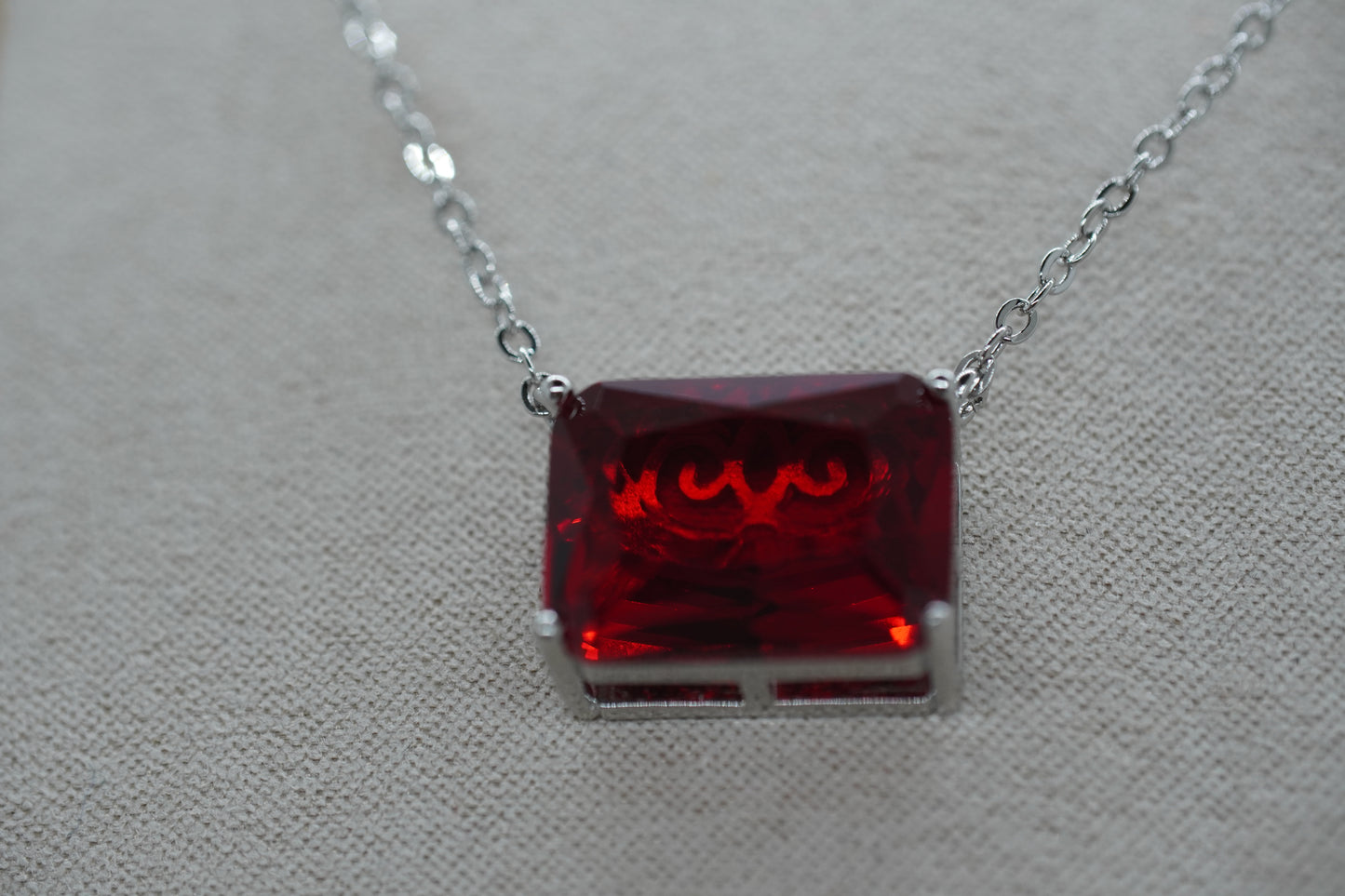 Collar de Piedra Carmesí - Plata 925.